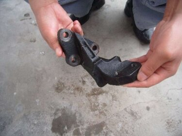 Кронштейн двигателя R Geely CK (оригинал)