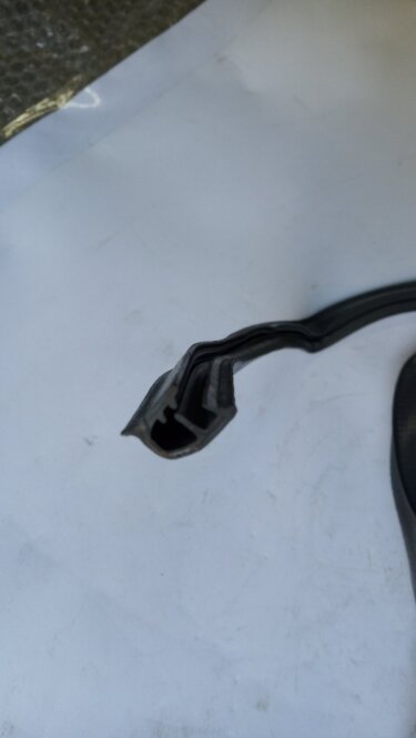 Уплотнитель стекла переднего внутренний JAC 1045