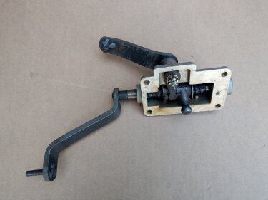 Крышка оси вилок переключения передач JAC 1020